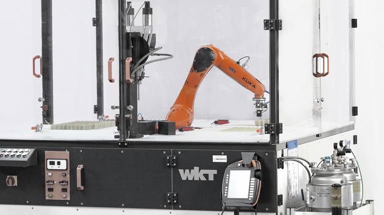 KUKA机器人在 WKT 塑料技术有限公司为螺纹栓涂胶案例图